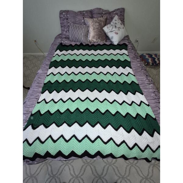 PICKUP IN NORTHFIELD - Exceptional Green Zig Zag Design Hand Knitted Quilt 53" x 45" 