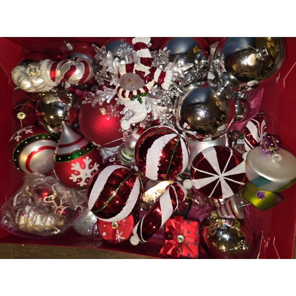 Exquisite Glass Decorations, New Holiday Candles & Large Christmas Floral Decor