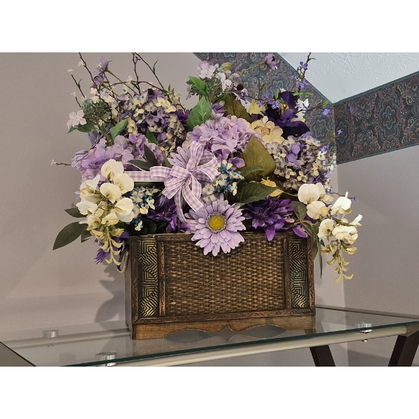 PICKUP IN NORTHFIELD - Home Decor Display With 9 x 12 Treasure Chest & Floral Arrangement - See Pics