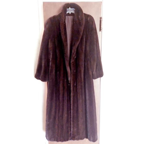 Fantastic Value Offered Here - Highest Quality Full Length Ladies Fur Coat - Est: Plus Size (1X) -  