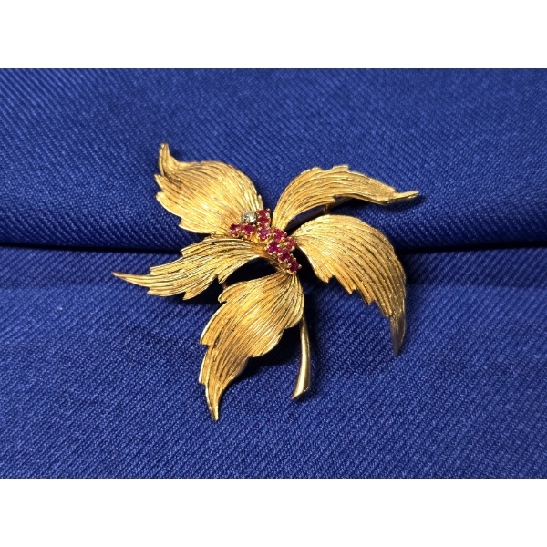 Gorgeous 14 Karat Gold Pendant with Jewel Details - Weighing 15.2 grams
