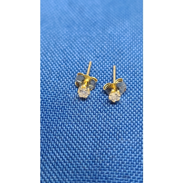 14K Gold Earrings With Clear Stones - Weight: 0.3g