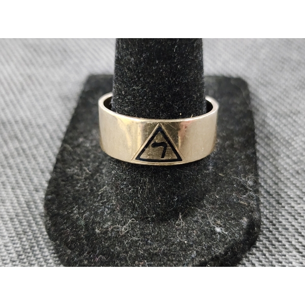 Very Nice 6 Gram 10K Gold Masonic Ring With Inscription Inside Reading "Whom Virtue Unites Death... 
