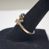 Image 2 : Gorgeous 10K Yellow Gold Ring with Blue-Toned Stones - Size 7 - TW: 3.6g