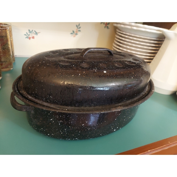 Set Of 2 Vintage Spatter Ware Covered Roasters  16" & 14"