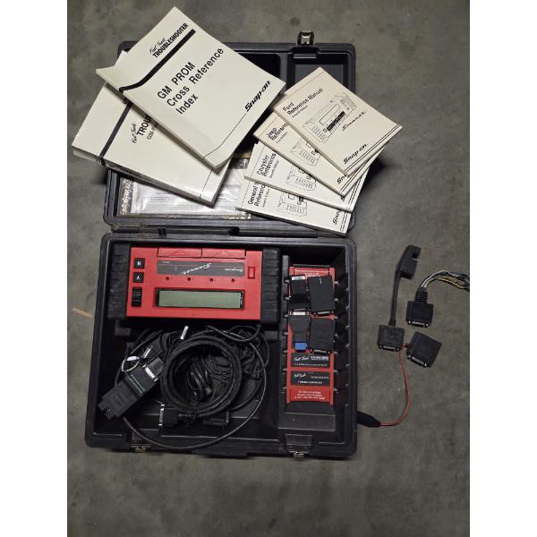 Snap On MT2500 Auto Diagnostic Scanner With Adaptors & Manuals In Hard Case - Excellent Condition!