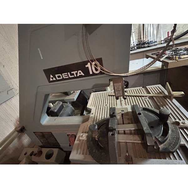 Delta 10" Band Saw w/ Induction Motor, Miter Gauge, Rip Fence & Spare Blades