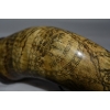 Image 8 : Rare 1775 Scrimshaw British Powder Horn with Map Decoration & Brass Spout
