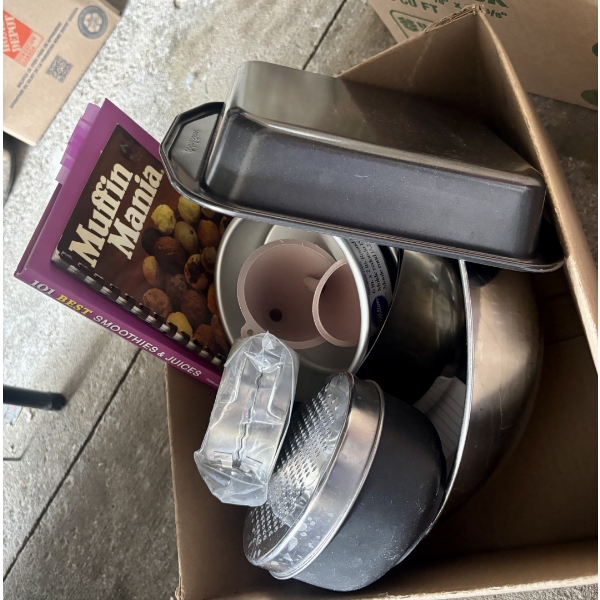 Box of Miscellaneous Baking Pans 