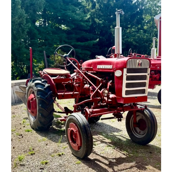 International Harvester Farmall 140