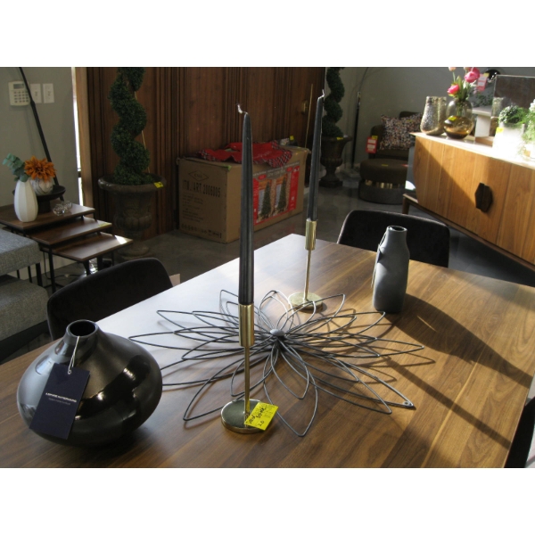 DÉCOR ON TOP OF TABLE