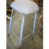 Image 2 : 2 STOOLS & A FLUORESCENT LIGHT FIXTURE