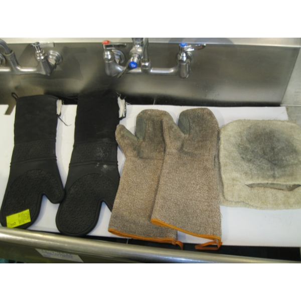 2 PAIR OF OVEN MITTS & PAIR OF OVEN PADS