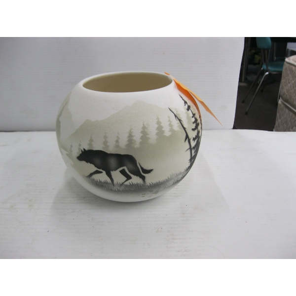 NATIVE AMERICAN POTTERY VASE