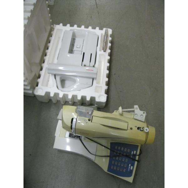 SINGER SEWING MACHINE W/ATTACHMENT
