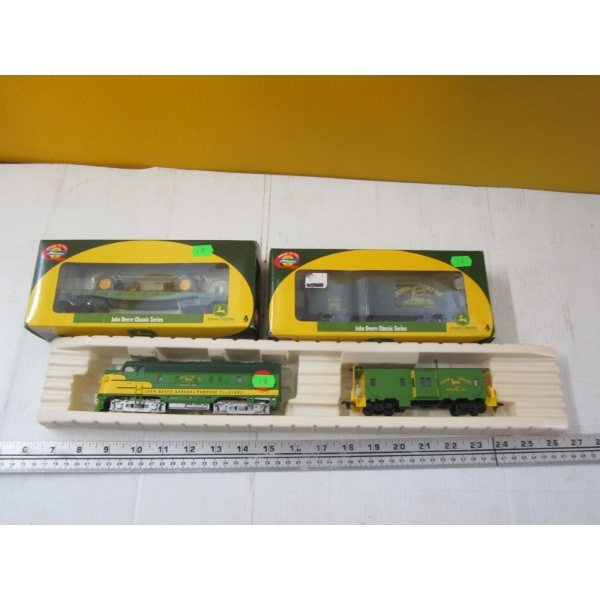 JOHN DEERE HO SCALE ENGINE & TRAIN CARS