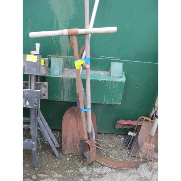 BUNDLE OF GARDEN TOOLS