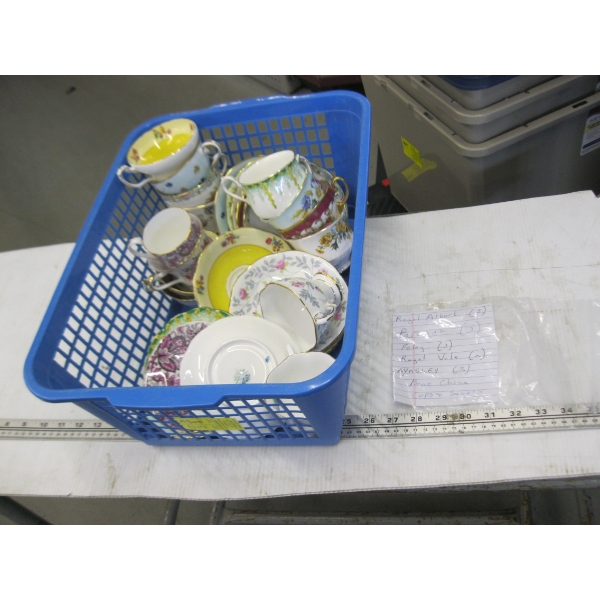 CHINA TEACUPS/SAUCERS