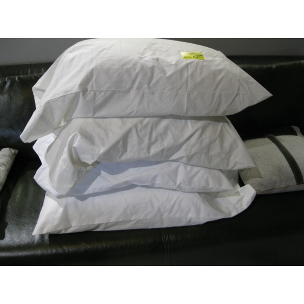 4 STANDARD PILLOWS IN CASES