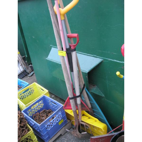 BUNDLE OF GARDEN TOOLS