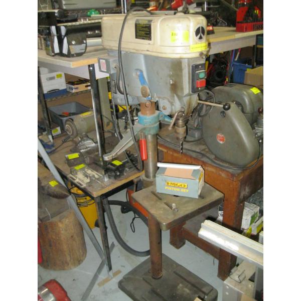 ROCKWELL UPRIGHT DRILL PRESS & BOX OF MISC. ACCESS.