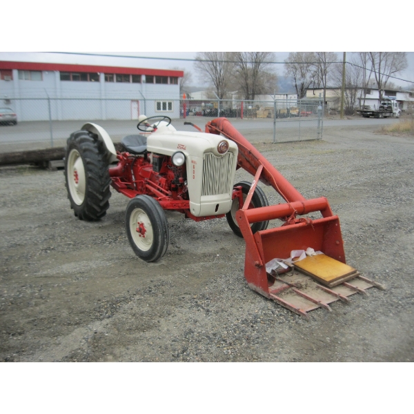 FORD MODEL 600 1954 TRACTOR W/THE SINGLE ARM FRONT END LOADER (GOOD RUNNING ORDER) 