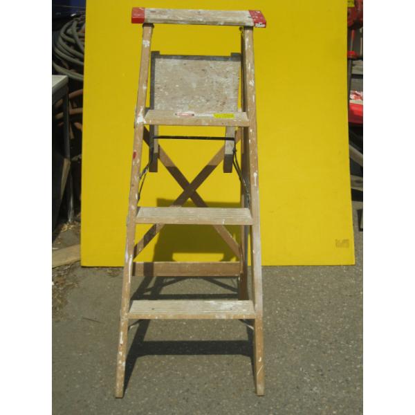 4' WOODEN LADDER