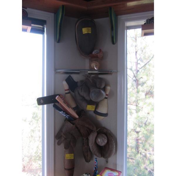 COLLECTABLE SPORTS MEMORABILIA - BASEBALL & BOXING GLOVES, WOODEN PINS, MINI BATS, ETC.
