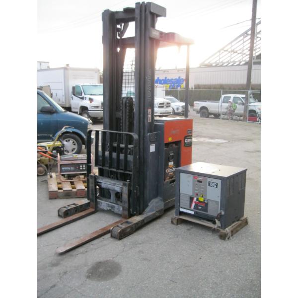 TOYOTA ELECTRIC FORKLIFT W/CHARGER