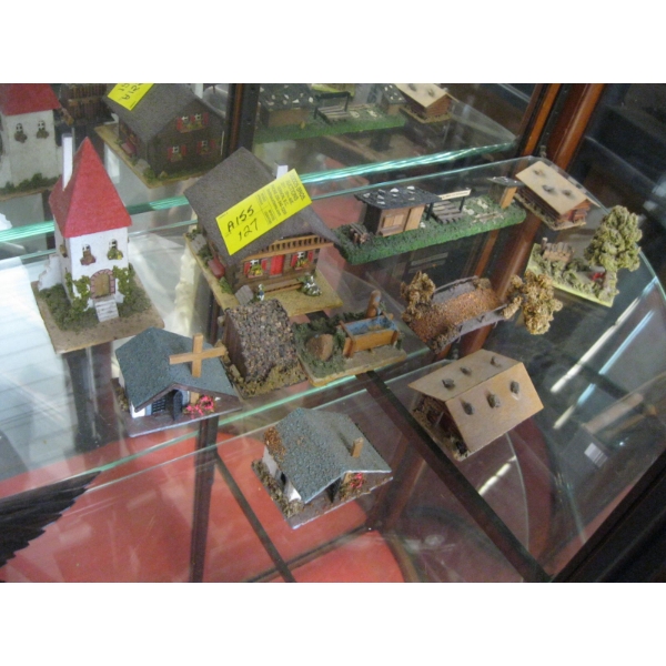 TRAIN HOUSES & DÉCOR