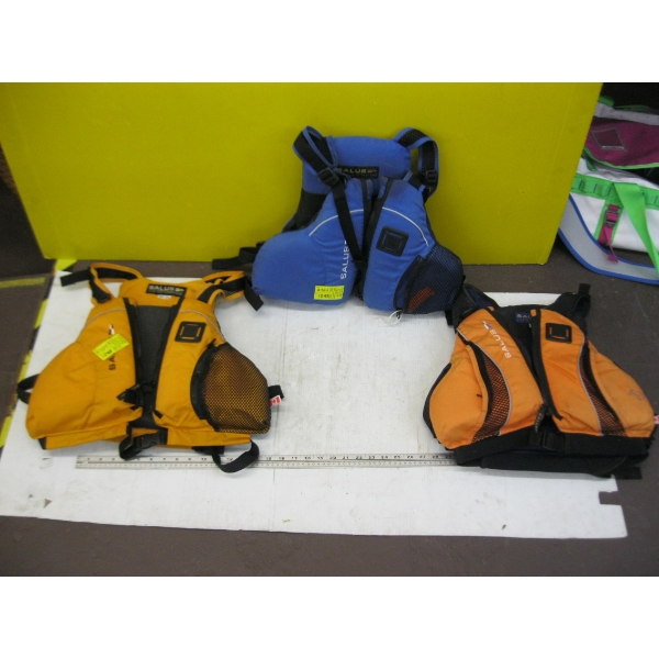 3 LIFEJACKETS