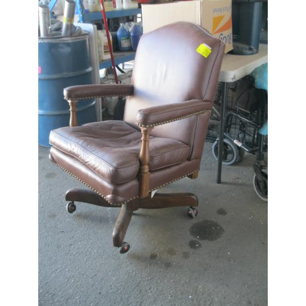 LEATHER EXECUTIVE CHAIR ON CASTORS