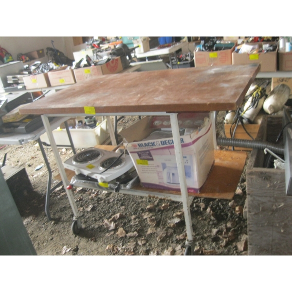 ROLLING TABLE ON CASTORS