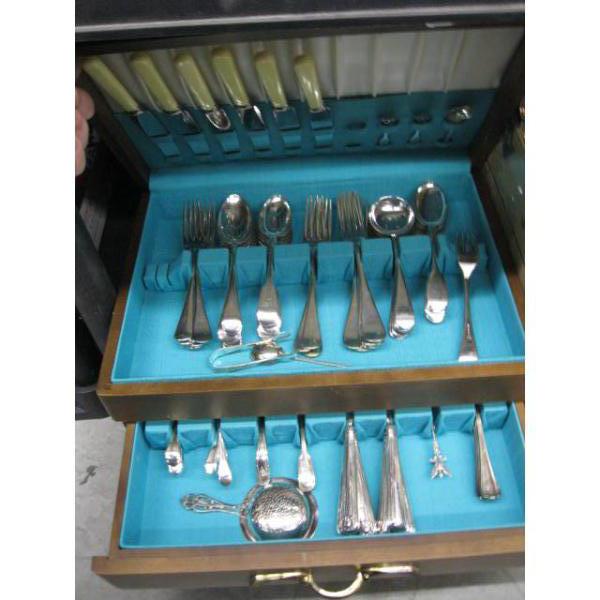 CASE SET OF SILVERPLATE CUTLERY