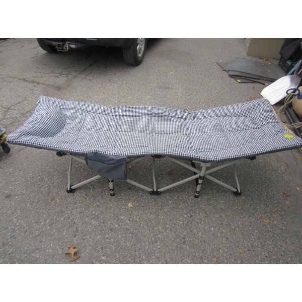 FOLDING LOUNGE CHAIR