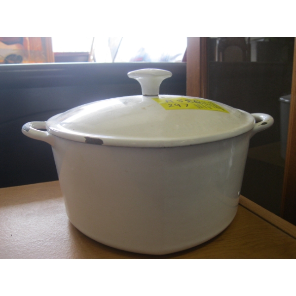 CAST IRON ENAMEL LIDDED HEART SHAPE POT