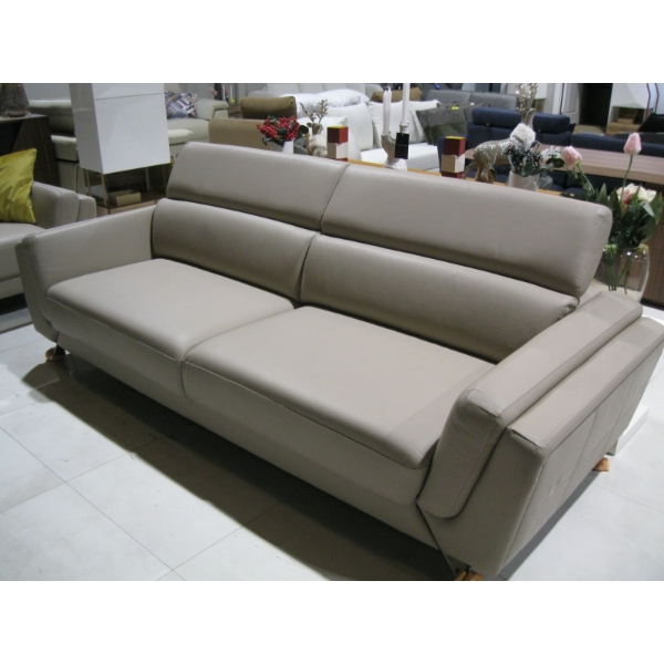 MATCHING SOFA & LOVESEAT W/ADJUSTABLE HEADRESTS