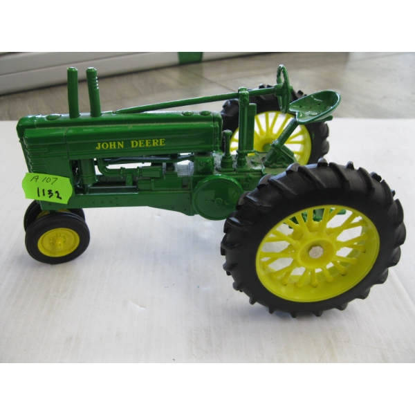 JOHN DEER DIE CAST TRACTOR