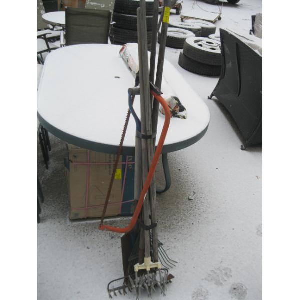 BUNDLE OF GARDEN TOOLS