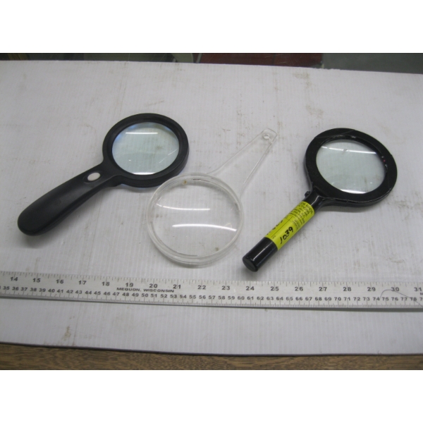 3 MAGNIFYING GLASSES - 2 LIGHT UP