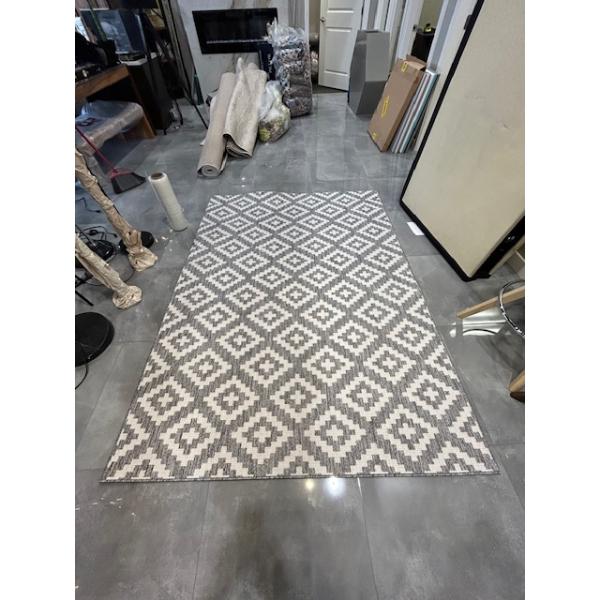 AREA CARPET, APPROX. 5'3"X7'7"