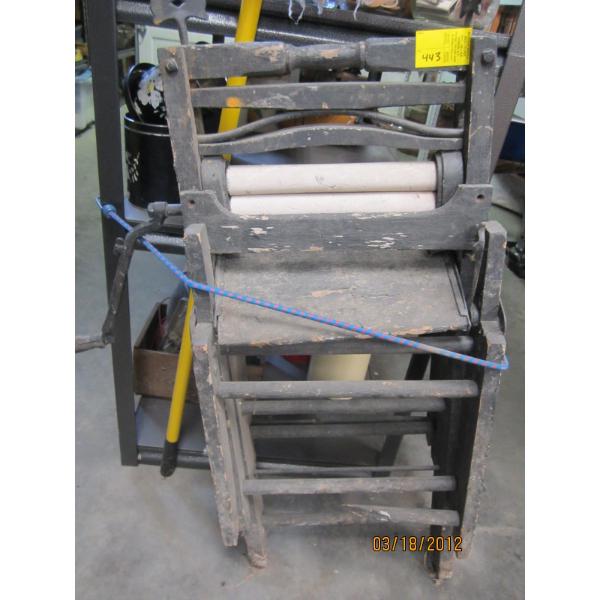 FOLDING WASHTUB STAND W/WRINGER