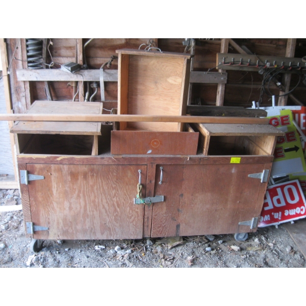 WOODEN WORKBENCH FOR COMPOUND MITER SAW OR RADIAL ARM SAW