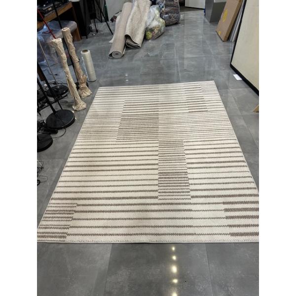 AREA CARPET, APPROX. 5.25'X7.22'