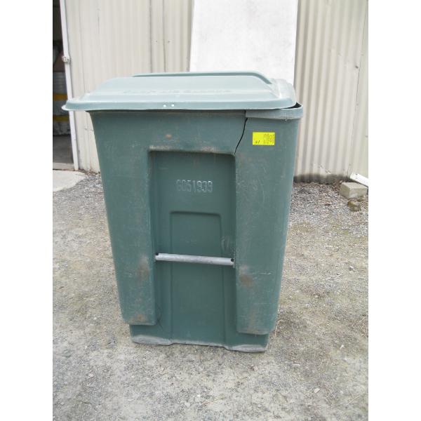 GREEN GARBAGE CAN (CRACKED)