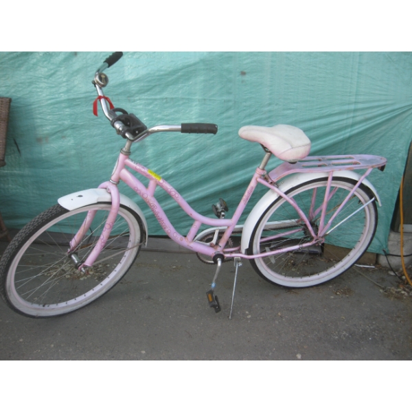 PINK SCHWINN BEACH CRUISER