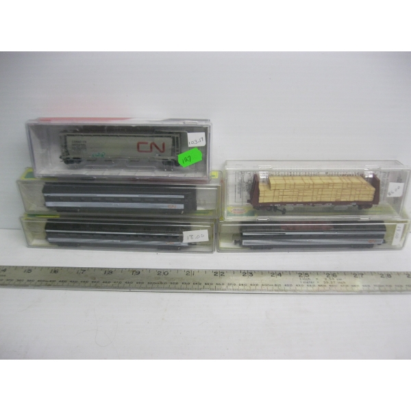 5 N SCALE TRAIN CARS