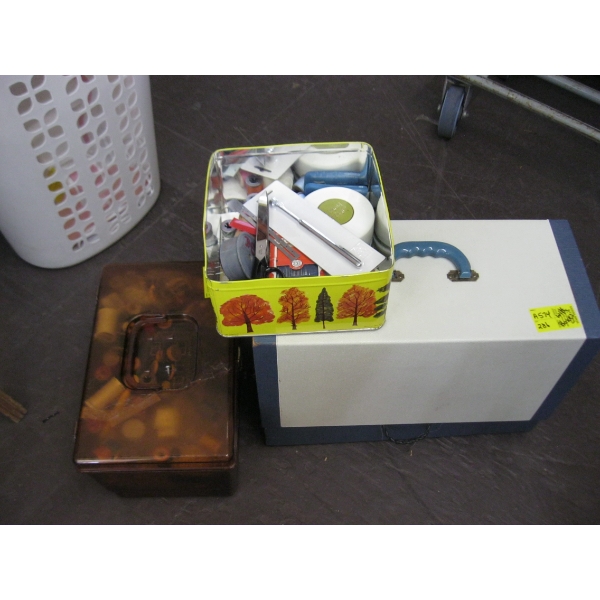 IMPERIAL SEWING MACHINE & 2 BOXES OF SEWING NOTIONS