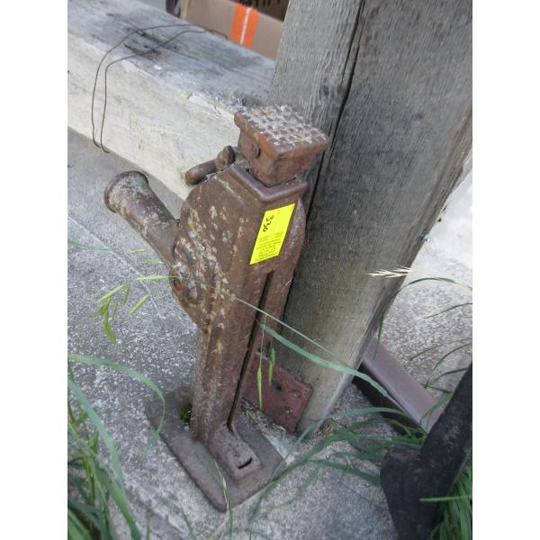 RAILWAY JACK & A RAILWAY SPIKE REMOVAL TOOL