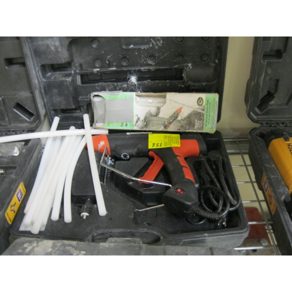 GLUE GUN W/EXTRA GLUE STICKS